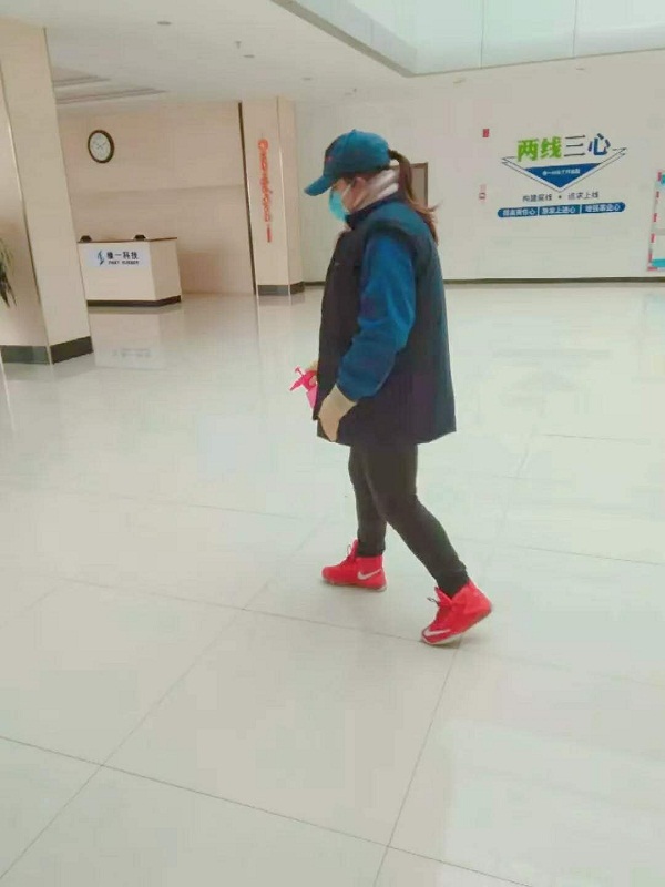 皇冠足彩网官网首页人的战“疫”瞬间： 用自己的方式，播种希望，眺望春天(图9)