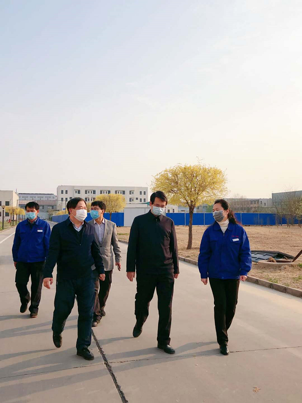 正定县委副书记李文然一行莅临河北皇冠足彩网官网首页医药科技股份有限公司指导复工复产和防疫工作(图1)