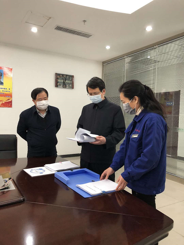 正定县委副书记李文然一行莅临河北皇冠足彩网官网首页医药科技股份有限公司指导复工复产和防疫工作(图2)