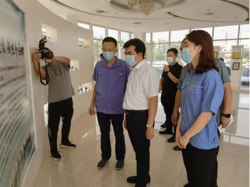 石家庄市常委、正定县委书记王俊红莅临皇冠足彩网官网首页视察指导工作(图1)