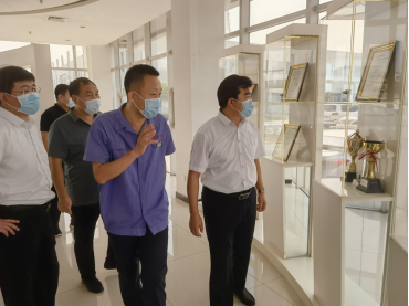 石家庄市常委、正定县委书记王俊红莅临皇冠足彩网官网首页视察指导工作(图2)