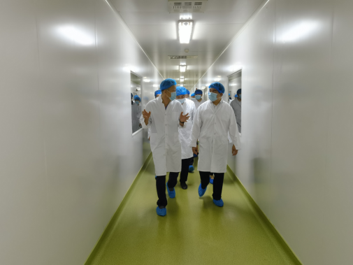 石家庄市常委、正定县委书记王俊红莅临皇冠足彩网官网首页视察指导工作(图3)